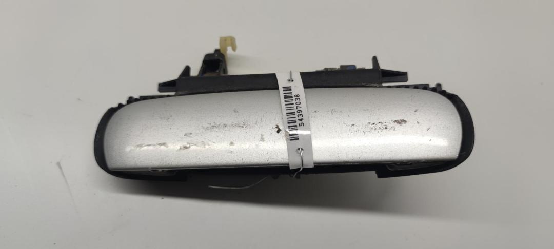 ручка наружная передняя правая Audi A6 4B/C5 2000, 2.4 л., бензин, МКПП, серый, седан, 4B0839885 - фото №1