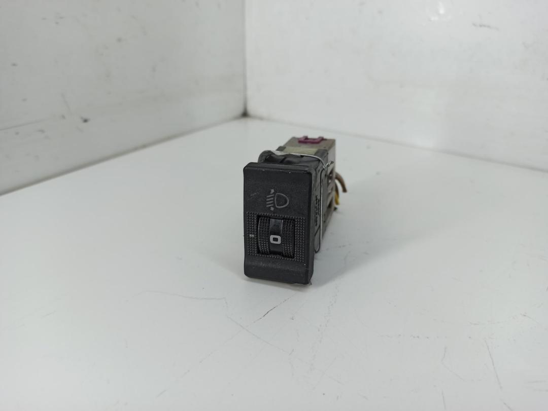 кнопка корректора фар Audi 80 B3 1989, 1.8 л., бензин, МКПП, чёрный, седан, 893941301