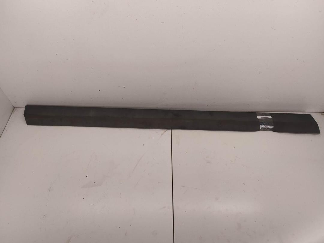 молдинг двери передней левой Volkswagen Passat B5 1997, 1.6 л., бензин, МКПП, чёрный, универсал, 3B0854939B