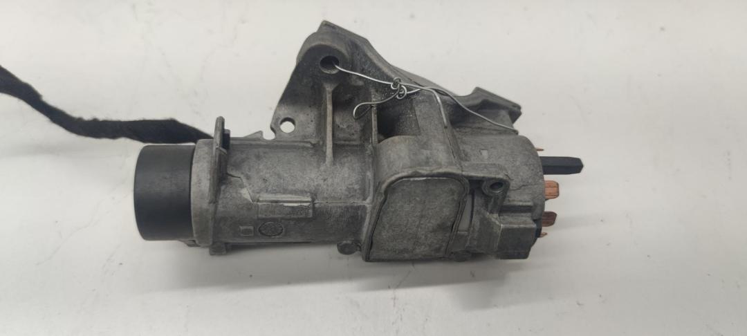 замок зажигания Audi A6 C5 1998, 2.4 л., бензин, МКПП, синий, универсал, 4B0905851C