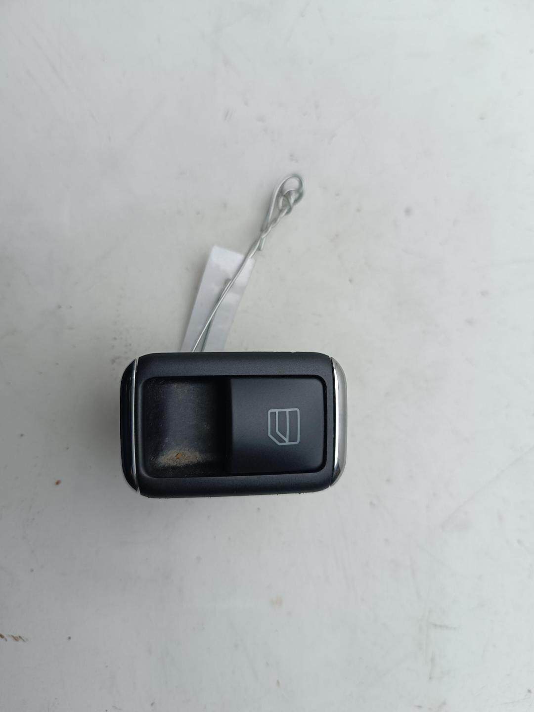 кнопка стеклоподъемника переднего правого Mercedes-Benz C W204 2007, 1.8 л., бензин, МКПП, чёрный, седан, 2048700451