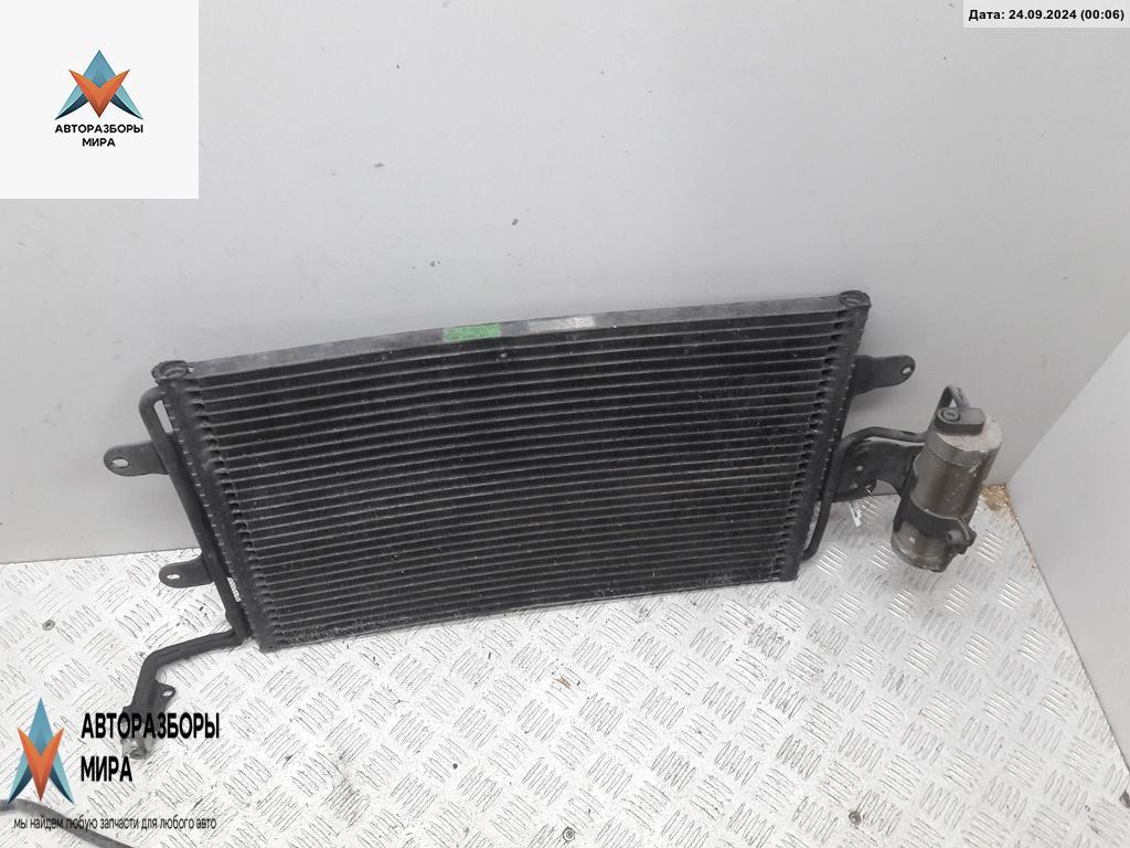 радиатор кондиционера Volkswagen Golf 4 поколение 2000, 1.4 л., бензин, МКПП, серый, универсал, 1J0820411A - фото №1