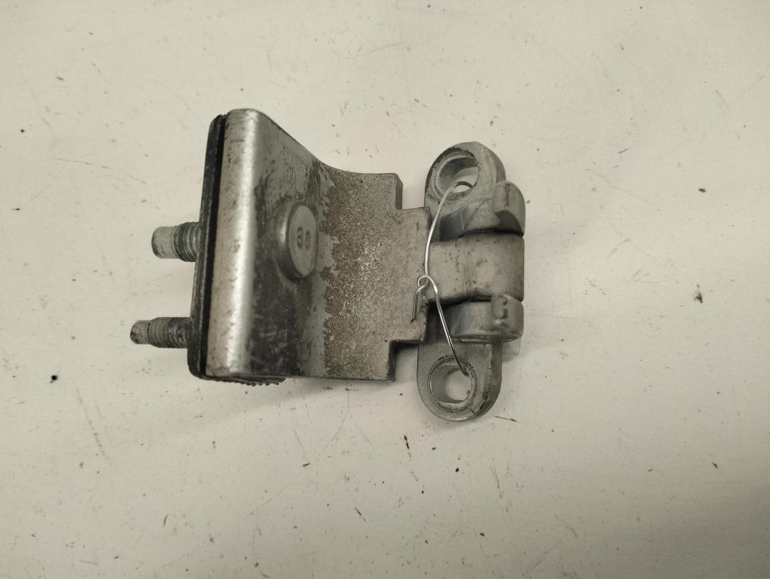 петля крышки багажника Volkswagen Passat B5+ (GP) 2002, серый, универсал, 3B9827301E