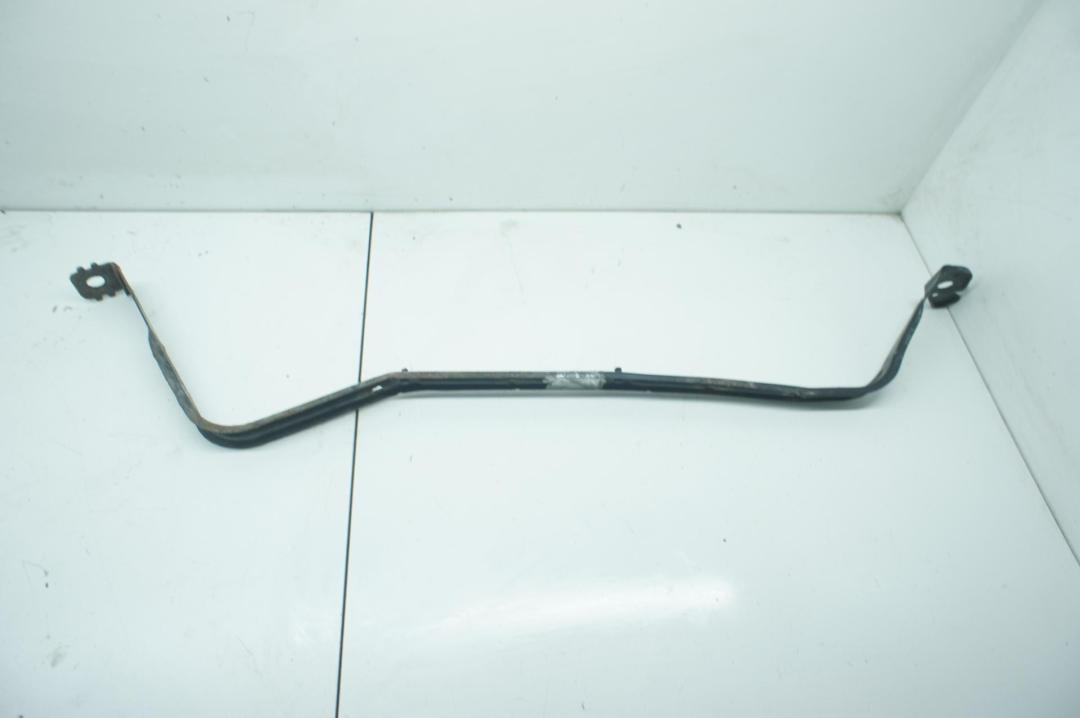 крепление бака топливного Ford Focus 2 поколение 2006, 1.6 л., i, бензин, МКПП, серый, универсал, 3M519057AD - фото №1