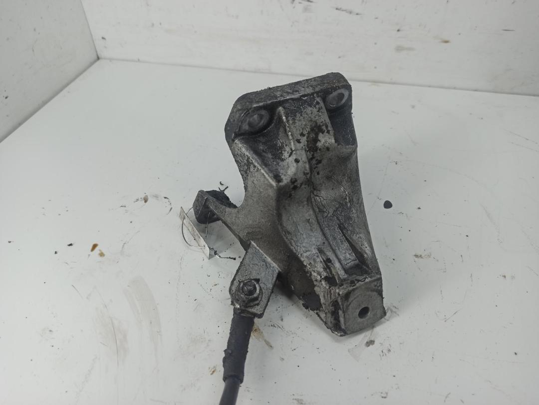 кронштейн двигателя Audi A4 B6 2001, 2.5 л., дизель, МКПП, синий, универсал, 8E0199306J - фото №1