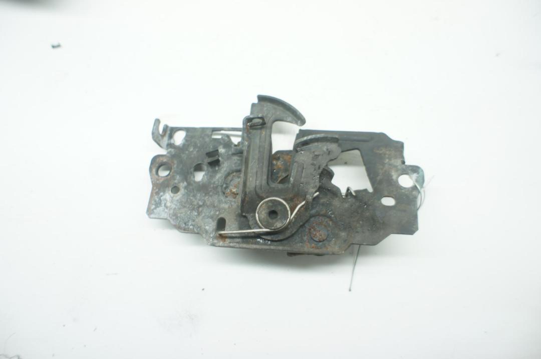 замок капота Ford Focus 3 поколение 2012, 1.0 л., бензин, МКПП, красный, хетчбэк 5 дв. - фото №1