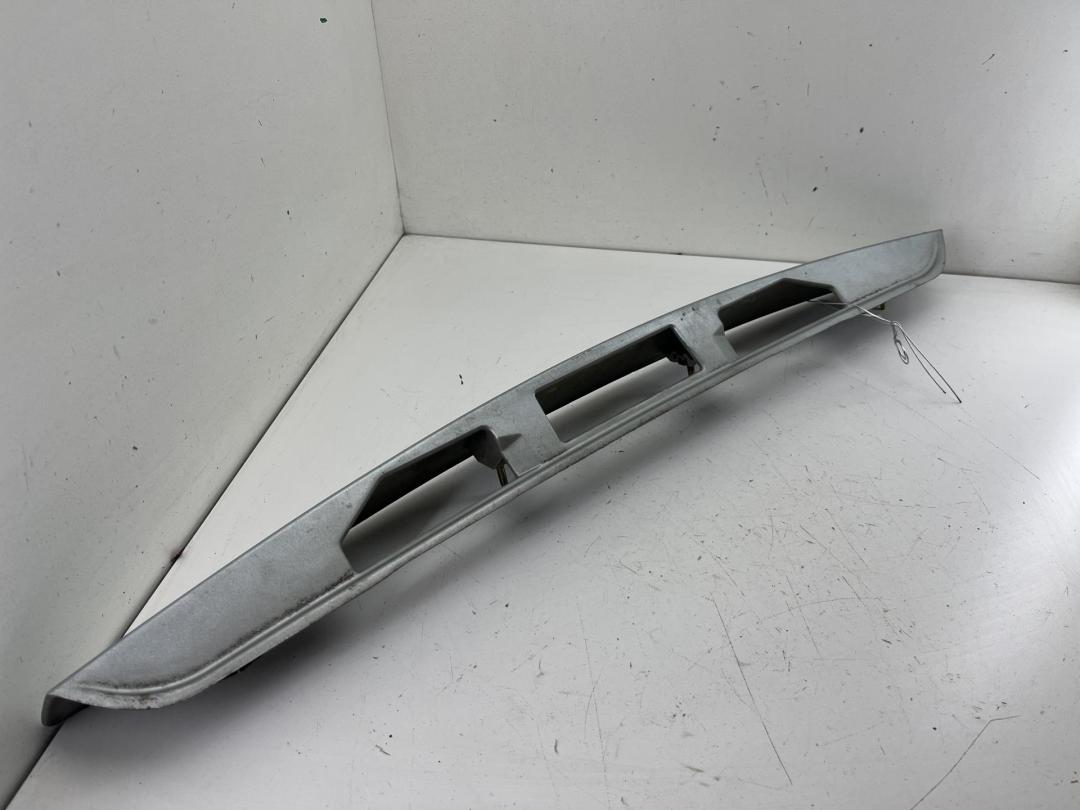 накладка подсветки номера Mazda 6 GG/GY 2004, 1.8 л., бензин, МКПП, серый, универсал, G21C50811