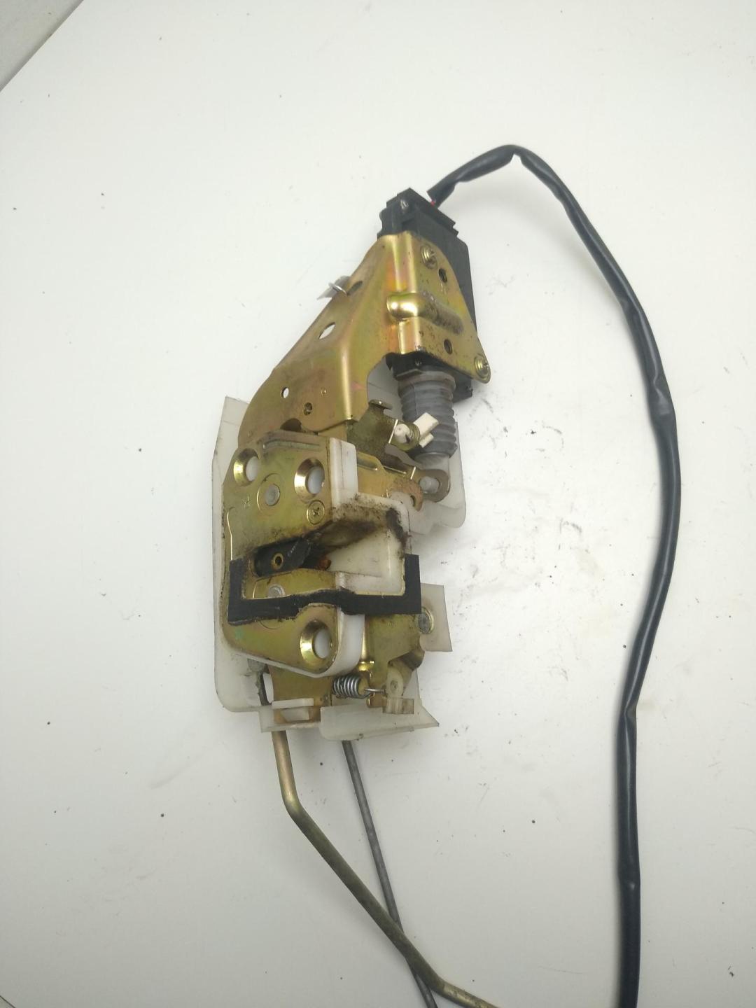 замок двери передней правой Mazda 323 BA 1995, 1.7 л., дизель, МКПП, жёлтый, седан, PA66GF30