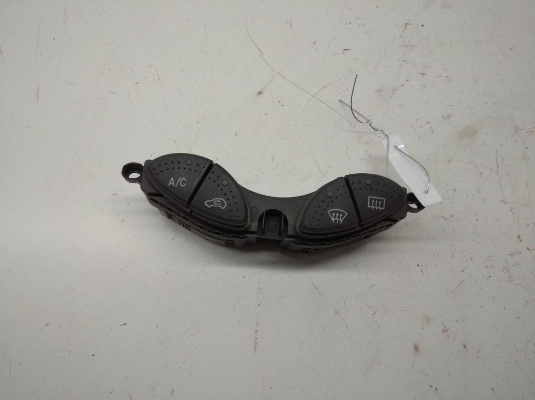 кнопка обогрева заднего стекла Ford Focus I 2001, 1.6 л., i, бензин, МКПП, синий, хетчбэк 5 дв., 98AG19AS45CW