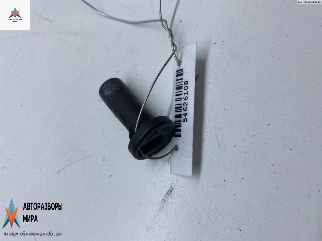 кронштейн радиатора Audi A4 B5 1997, 1.6 л., бензин, МКПП, чёрный, седан, 8D0121200 - фото №1