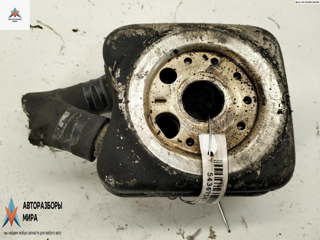 теплообменник масляного фильтра Volkswagen Golf 4 поколение 1999, 1.6 л., бензин, МКПП, серый, хетчбэк 5 дв. - фото №1