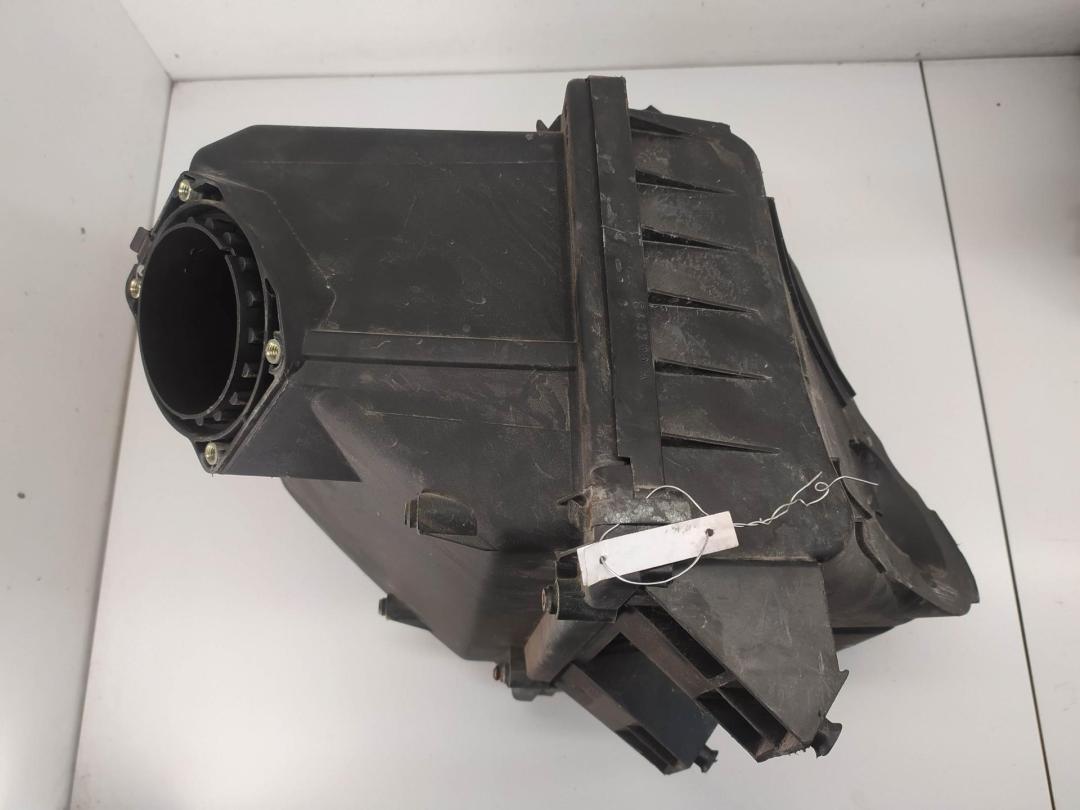 корпус воздушного фильтра Volkswagen Passat B5 1999, 1.6 л., бензин, МКПП, красный, универсал