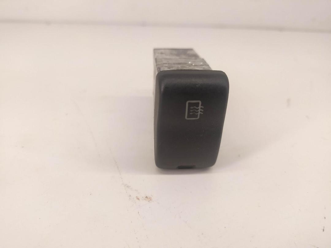 кнопка обогрева заднего стекла Volkswagen Polo 1995, 1.6 л., бензин, МКПП, красный, седан