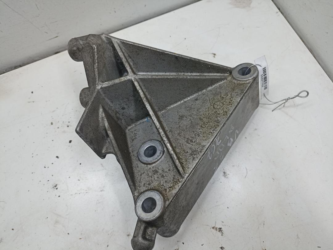 кронштейн КПП Opel Vectra B 1996, 2.5 л., бензин, АКПП, серый, хетчбэк 5 дв., 90496531