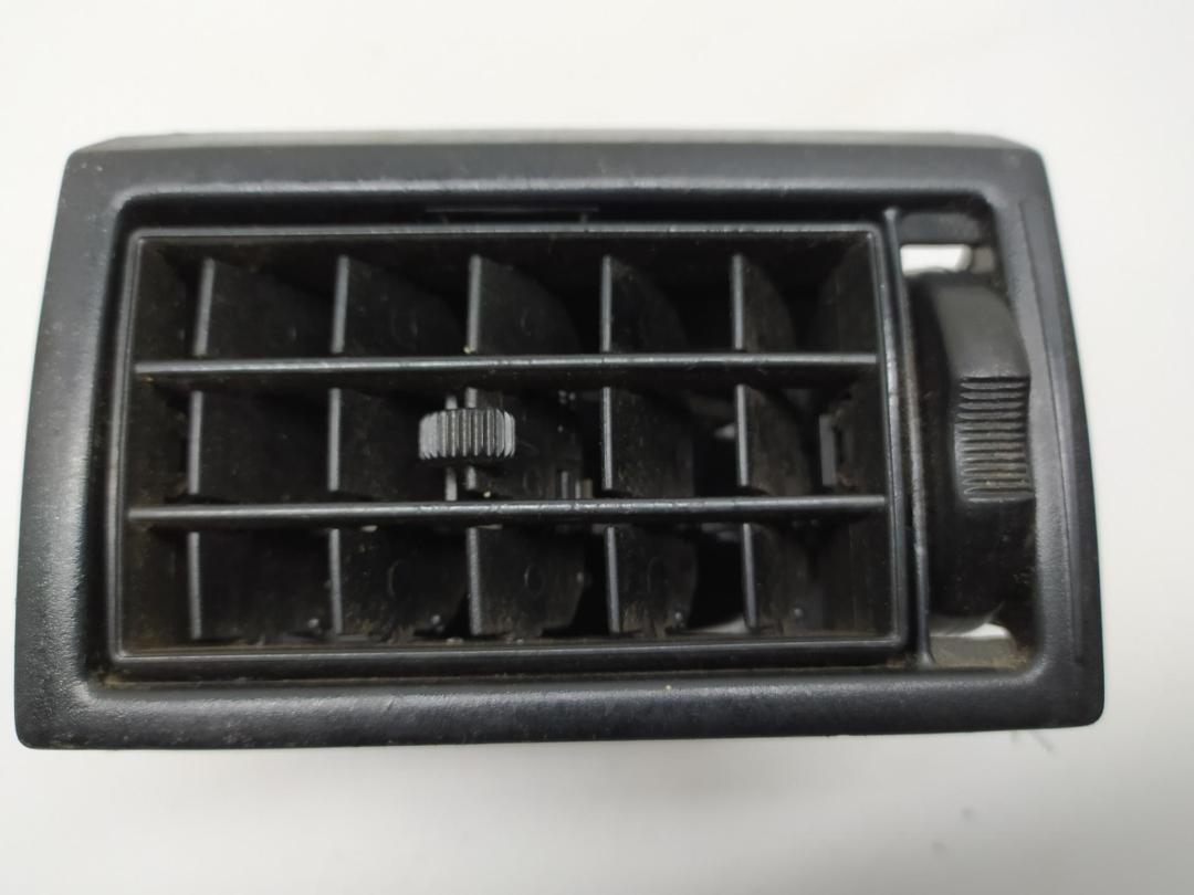 дефлектор обдува салона Volkswagen Jetta 1987, 1.8 л., бензин, МКПП, серый, седан