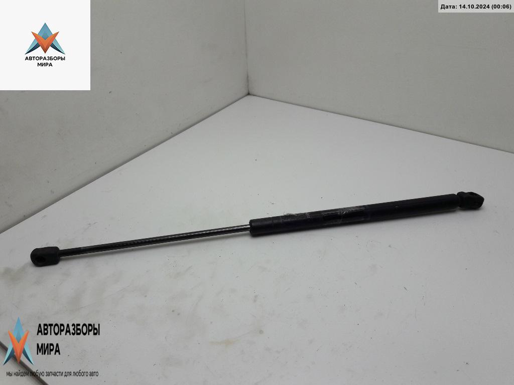 амортизатор крышки багажника (3-5 двери) Volkswagen Golf 3 поколение 1996, 1.6 л., бензин, МКПП, зелёный, хетчбэк 5 дв., 1H6827550A - фото №1