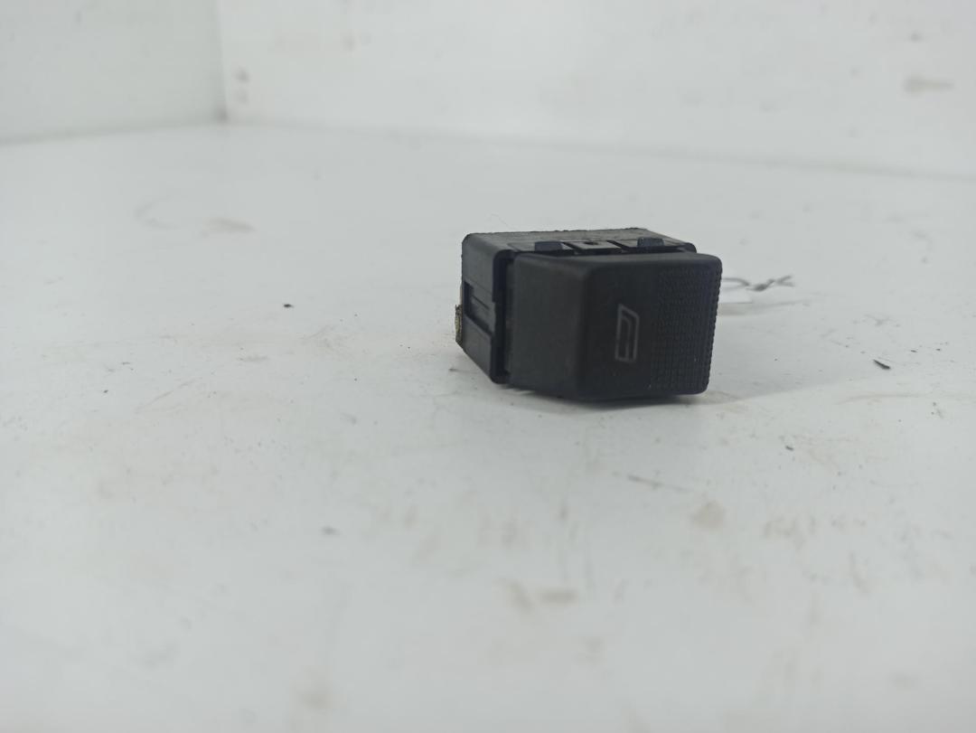 кнопка стеклоподъемника переднего левого Audi A4 B5 1996, 1.8 л., Ti, бензин, МКПП, красный, универсал, 4D0959855