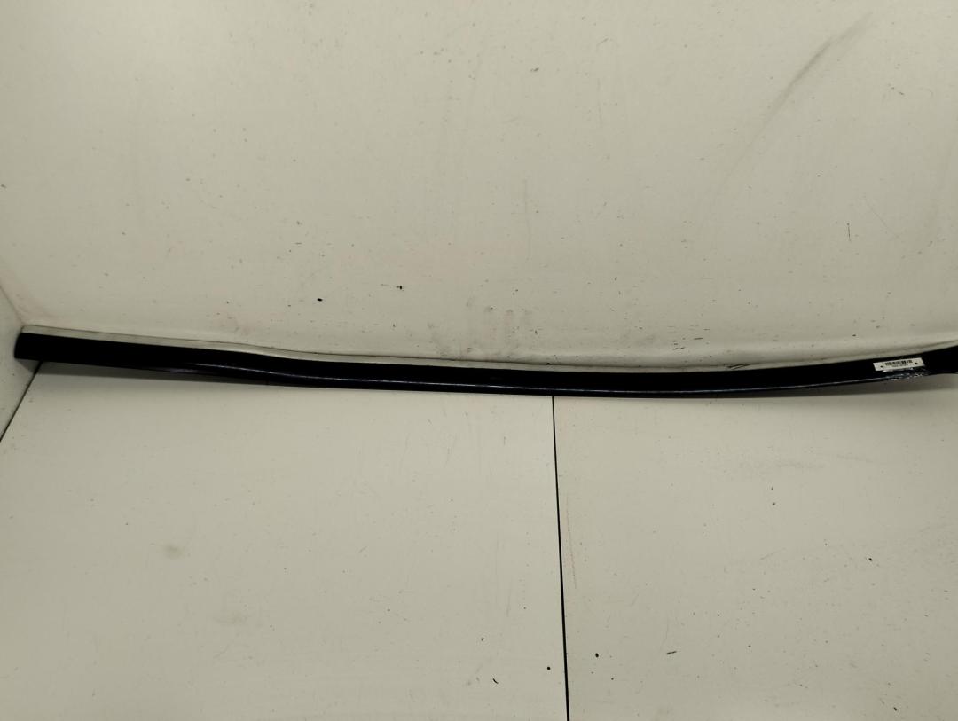 молдинг двери передней правой Volkswagen Passat B5+ (GP) 2002, 2.5 л., дизель, МКПП, синий, универсал, 3B0853516C