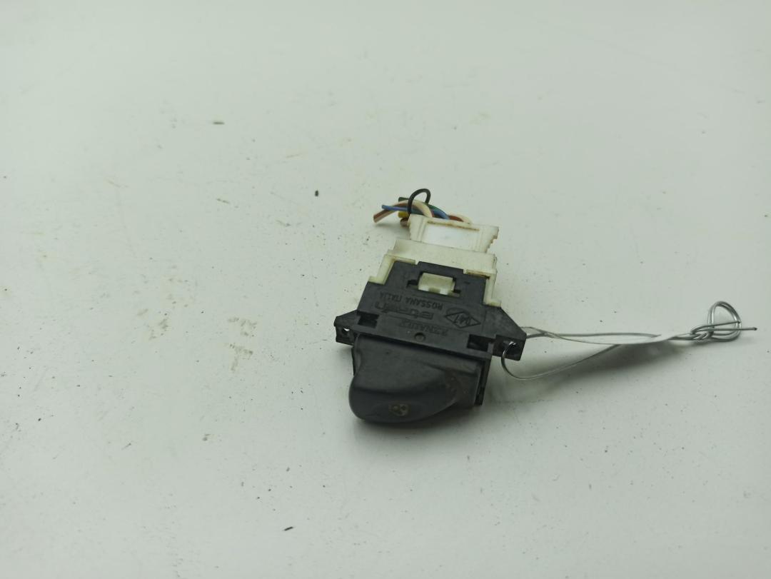кнопка стеклоподъемника переднего правого Renault Laguna I 1999, 1.8 л., бензин, МКПП, серый, универсал, 7700417484