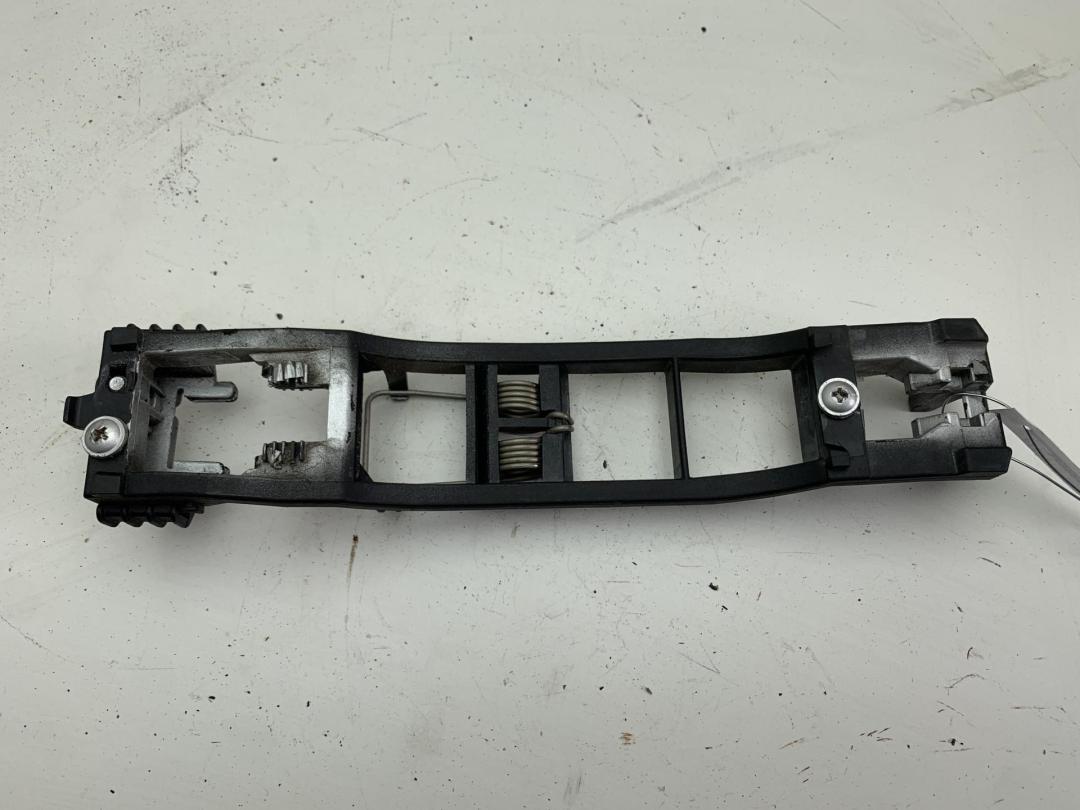 Корпус (держатель) ручки двери передней левой Mercedes-Benz C W202 1996, 1.8 л., бензин, МКПП, серый, седан