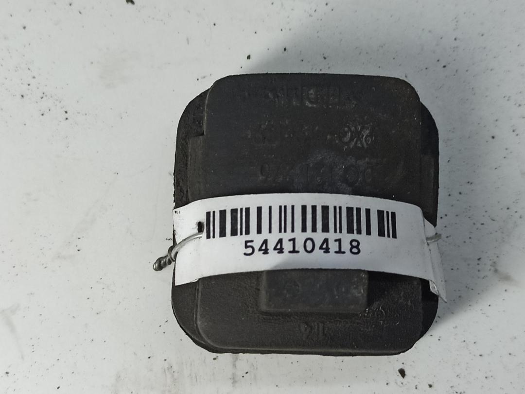 кронштейн радиатора Audi A6 C5 2000, 2.5 л., дизель, МКПП, чёрный, универсал, 8D0121276