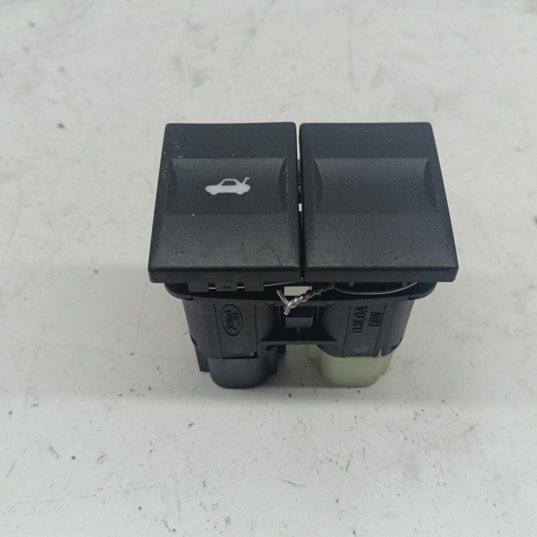 кнопка открытия багажника Ford Mondeo 3 поколение 2001, 1.8 л., бензин, МКПП, серый, универсал, 1S7T19B514AA - фото №1