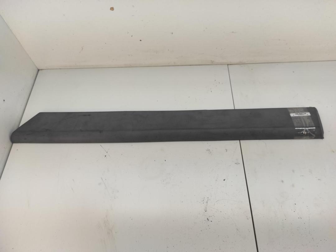 молдинг двери задней левой Volkswagen Passat B3 1989, 1.8 л., бензин, МКПП, белый, универсал, 357853753