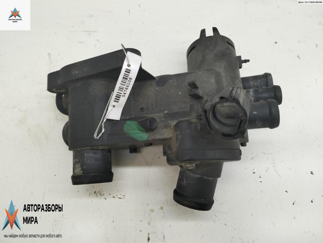 корпус термостата Volkswagen Golf 4 поколение 2001, 1.6 л., бензин, МКПП, серый, универсал, 032121111 - фото №1