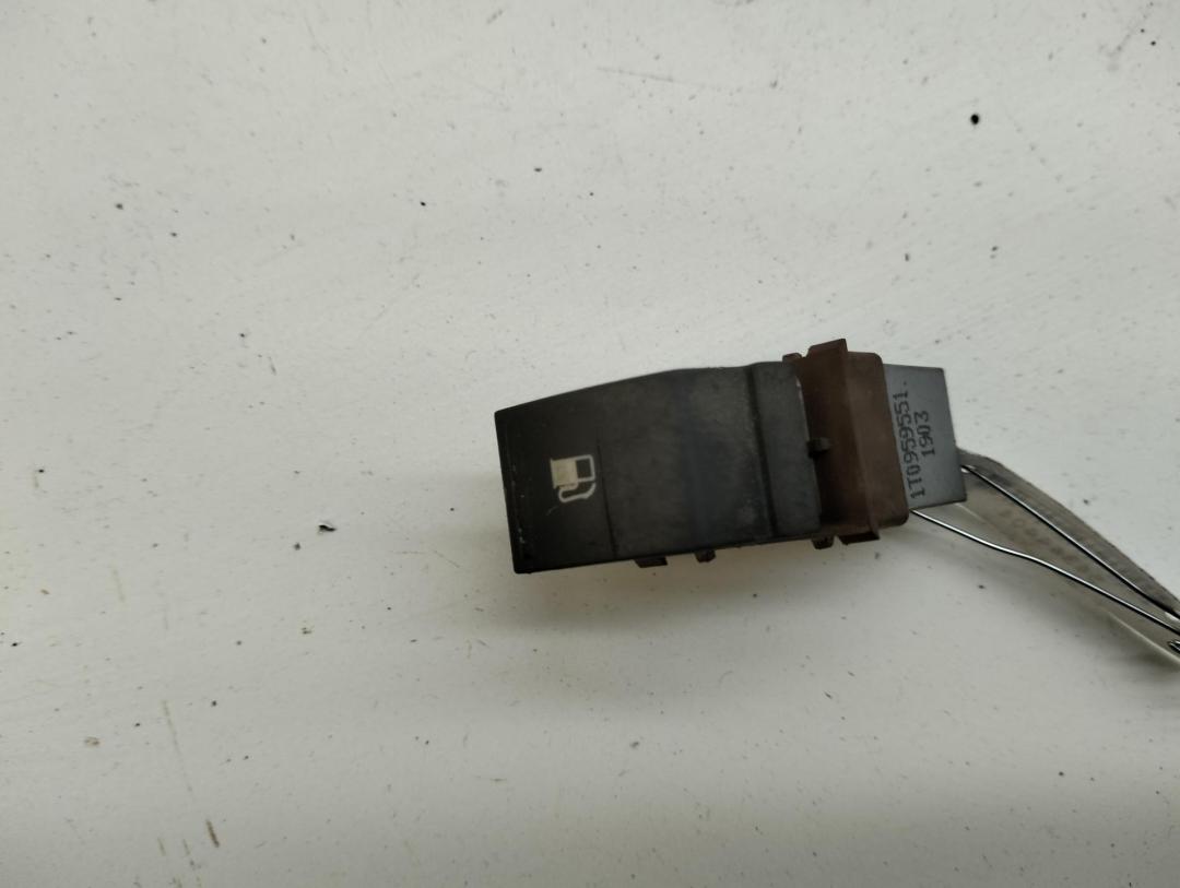Кнопка открывания лючка топливного бака Volkswagen Touran 2003, 1.9 л., дизель, МКПП, красный, минивэн, 1T0959551