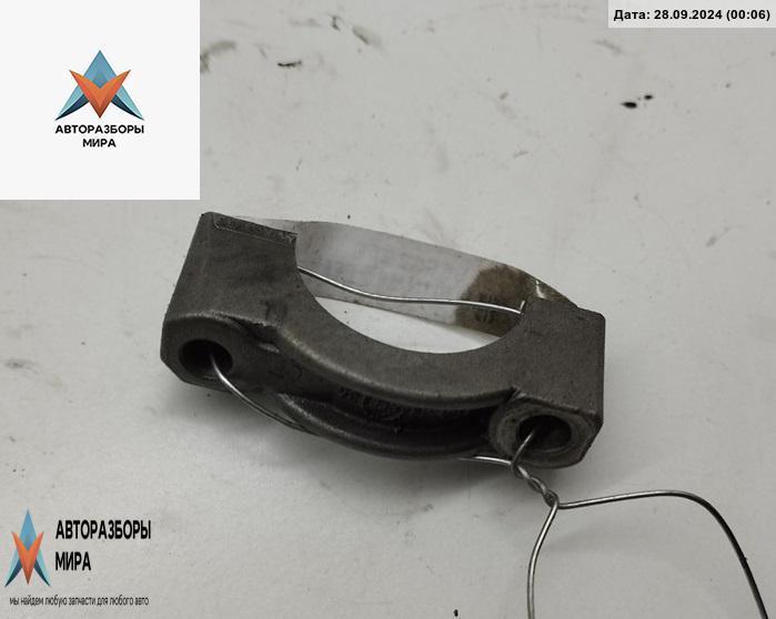 постель распредвала (бугель) Audi A6 4B/C5 2000, 2.5 л., дизель, АКПП, чёрный, универсал, 451B - фото №1