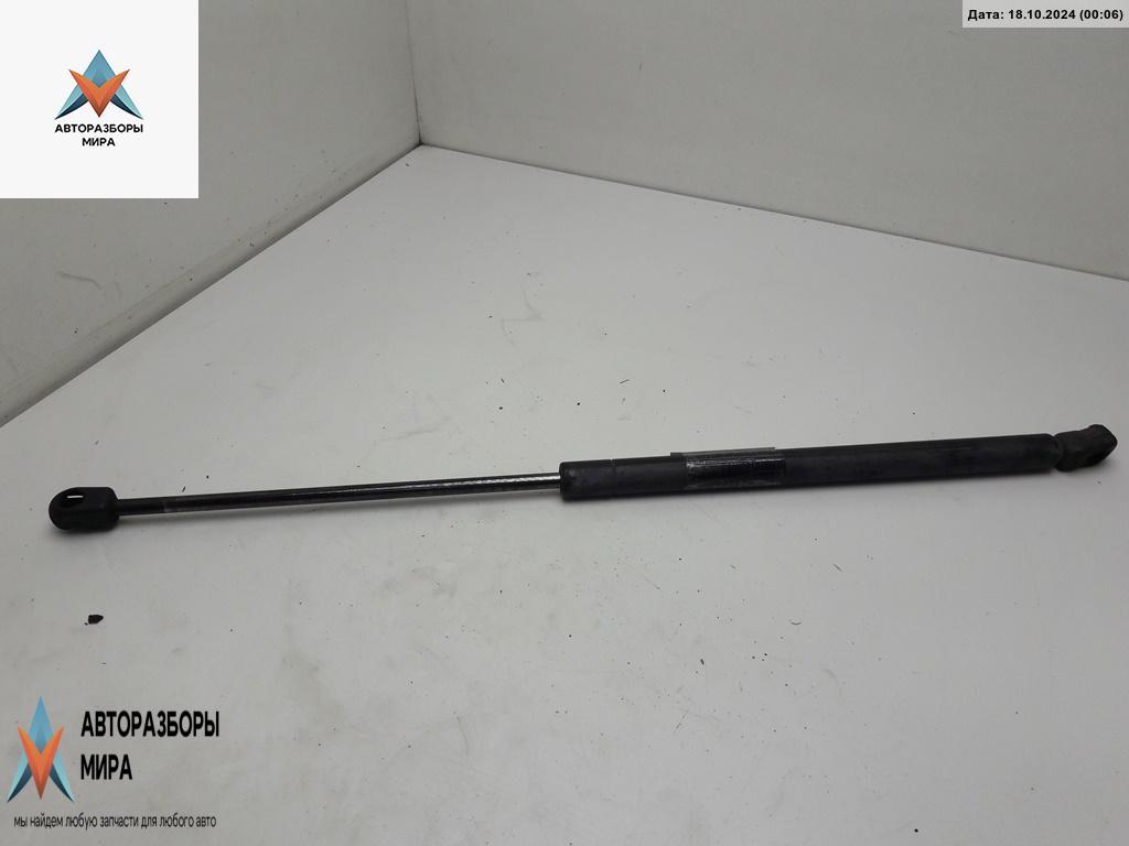 амортизатор крышки багажника (3-5 двери) Volkswagen Golf 3 поколение 1994, 1.6 л., бензин, МКПП, синий, хетчбэк 5 дв., 1H6827550A - фото №1