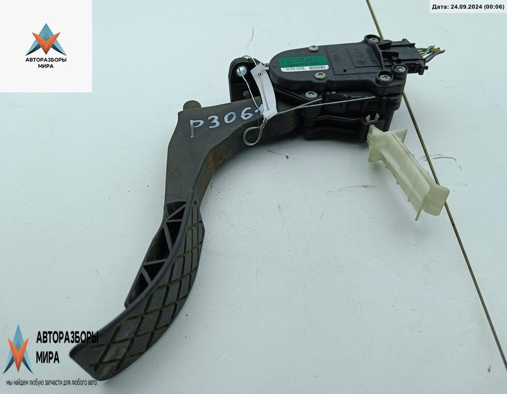 педаль Volkswagen Golf 4 поколение 2002, 1.6 л., бензин, МКПП, чёрный, хетчбэк 5 дв. - фото №1