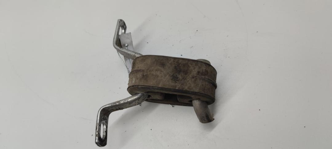 кронштейн глушителя Audi A6 4B/C5 1999, 2.5 л., дизель, МКПП, синий, универсал, 8D0253147E - фото №1