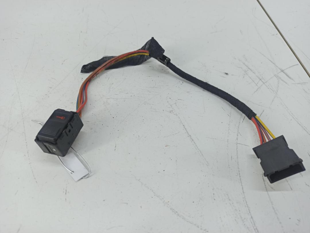 кнопка центрального замка Audi A4 B5 1999, 1.8 л., бензин, АКПП, синий, универсал, 8L0962107