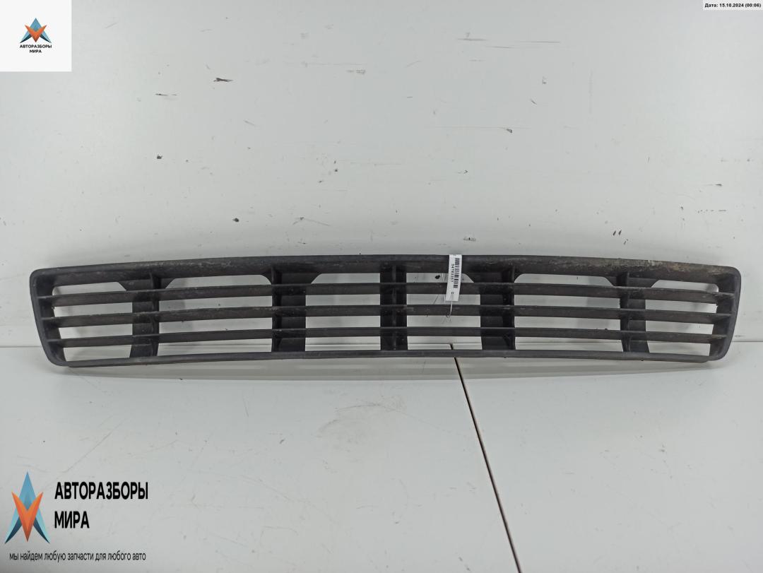 заглушка (решетка) в бампер Audi A4 B5 1997, 1.8 л., Ti, бензин, МКПП, серый, седан, 8D0807683 - фото №1