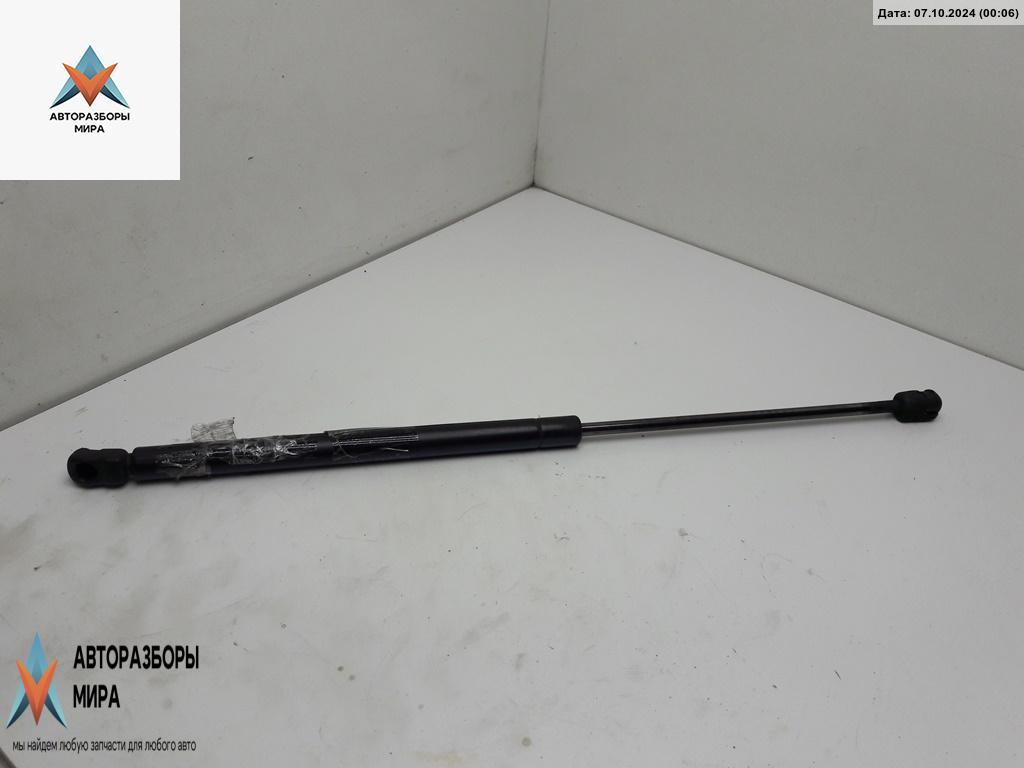 амортизатор крышки багажника (3-5 двери) Volkswagen Golf 3 поколение 1997, 1.4 л., бензин, МКПП, синий, хетчбэк 5 дв., 1H6827550A - фото №1