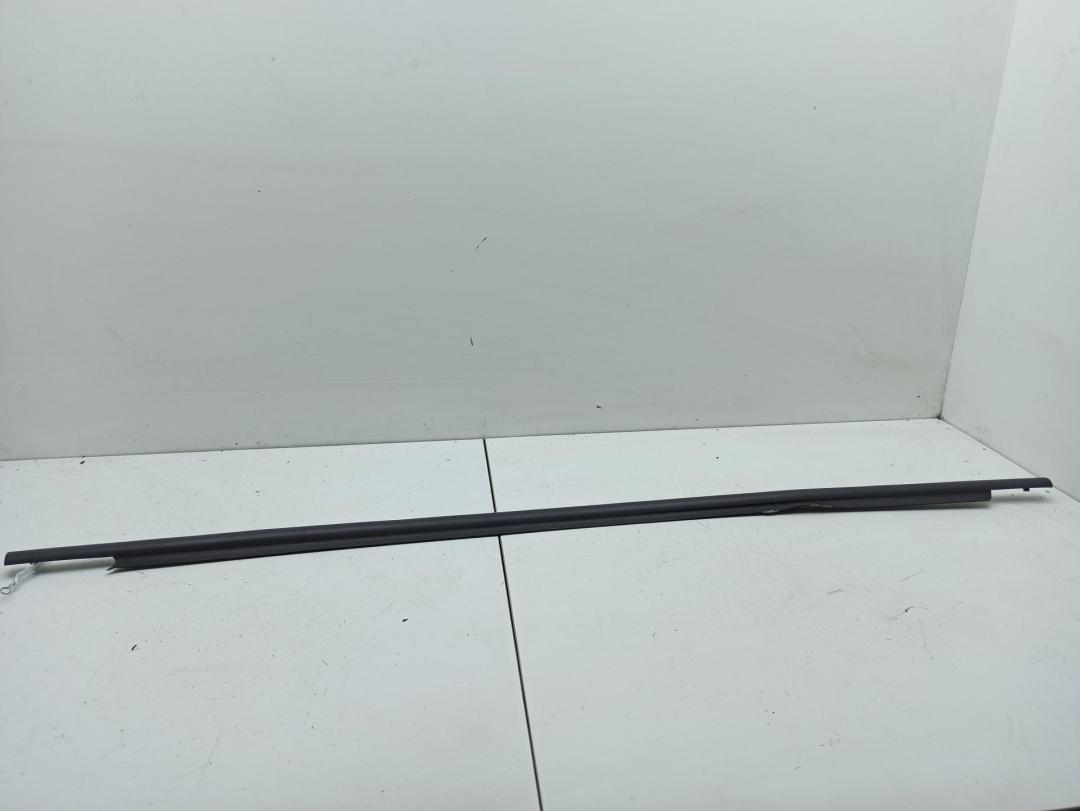 Молдинг стекла двери задней правой наружный Opel Zafira 1 поколение (A) 2002, 2.2 л., бензин, АКПП, серый, минивэн, 009153542 - фото №1