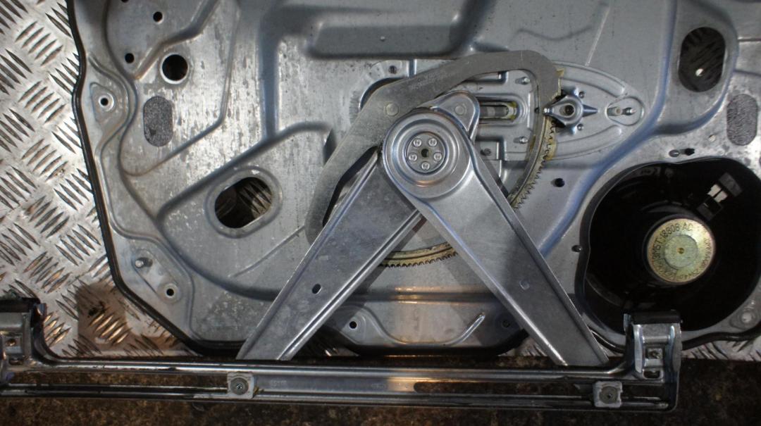 стеклоподъемник электрический передний правый Ford C-Max 2005, 1.8 л., бензин, МКПП, чёрный, минивэн