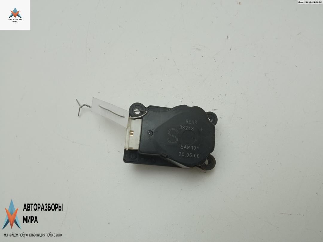 моторчик заслонки печки Volvo V70 2 поколение 2001, 2.4 л., бензин, МКПП, синий, универсал, 38248 - фото №1