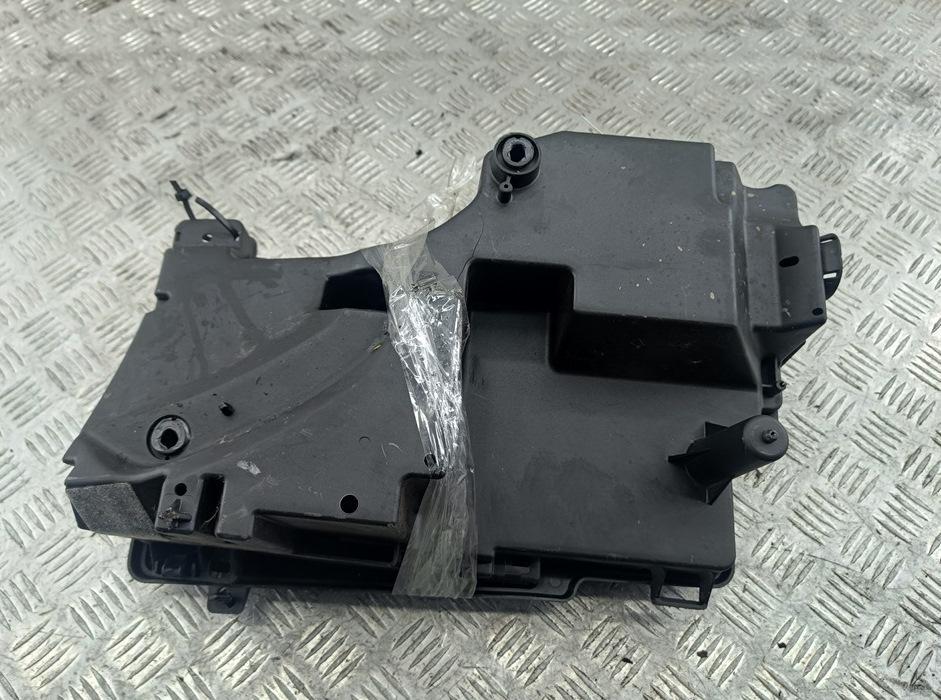 короб предохранителей Citroen C5 1 поколение 2002, 2.0 л., бензин, АКПП, серый, хетчбэк 5 дв., 9632653580 - фото №1
