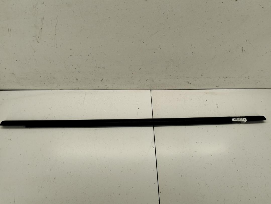 Молдинг стекла двери задней правой наружный Volkswagen Passat B6 2005, 1.6 л., бензин, МКПП, синий, универсал - фото №1
