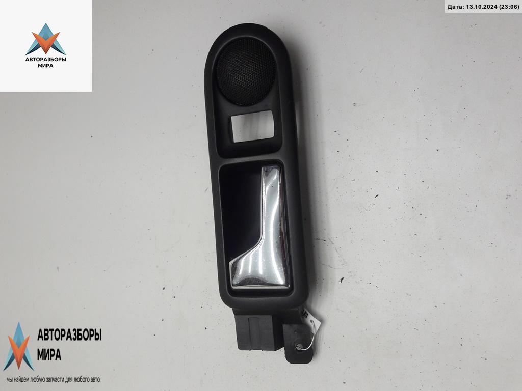 ручка внутренняя задняя левая Volkswagen Golf 4 поколение 2000, 1.4 л., бензин, МКПП, синий, универсал, 3B0839113 - фото №1