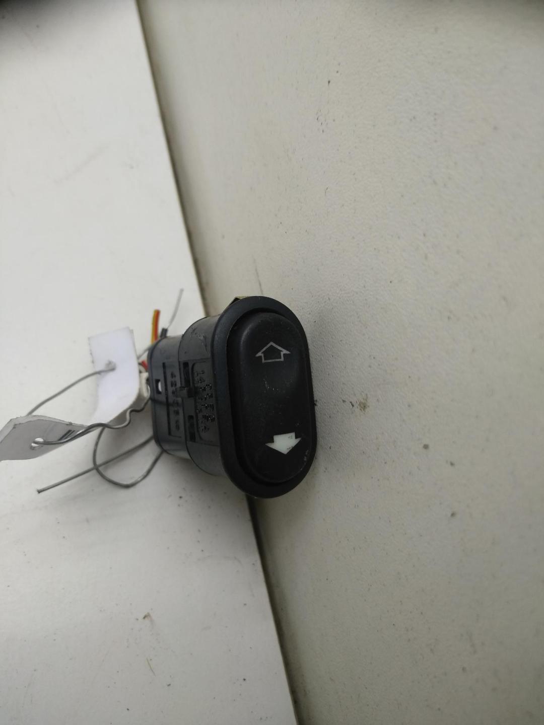 кнопка стеклоподъемника переднего левого Ford Scorpio II 1995, 2.9 л., бензин, АКПП, серый, универсал