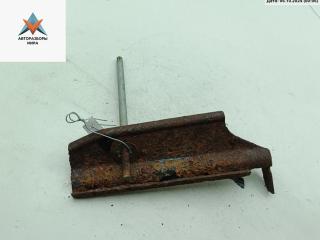 крепление аккумулятора Renault Megane 1 поколение [рестайлинг] 2001, 1.4 л., бензин, МКПП, красный, хетчбэк 5 дв.