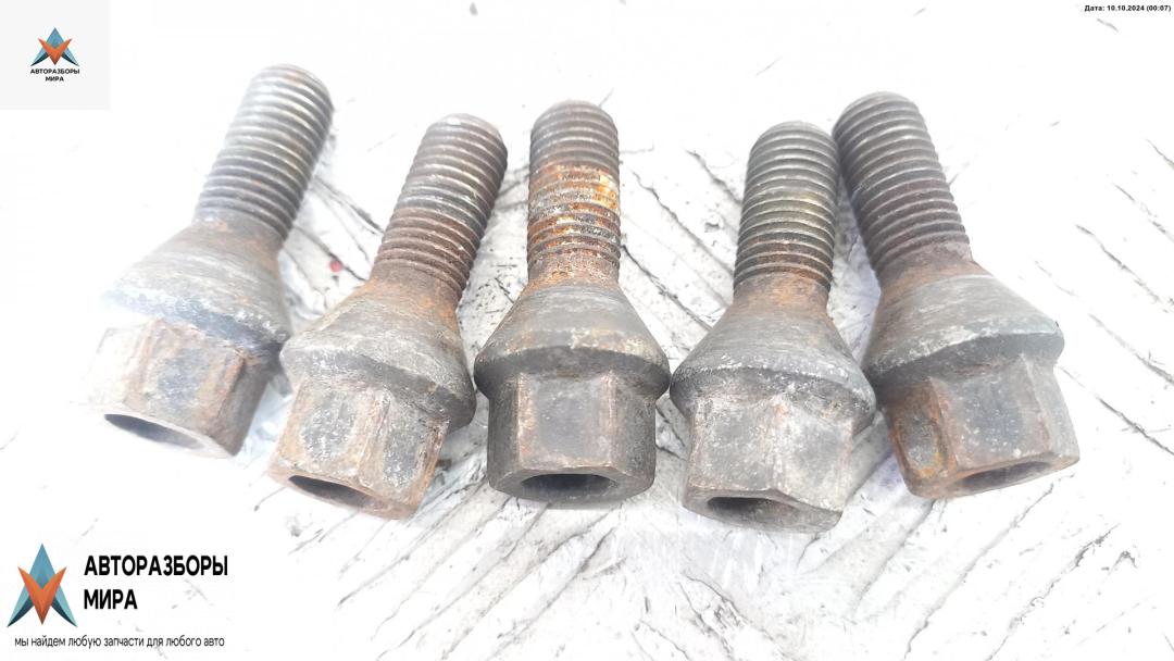 болт колесный BMW 5 серия E39 1996, 2.0 л., бензин, МКПП, синий, седан - фото №1