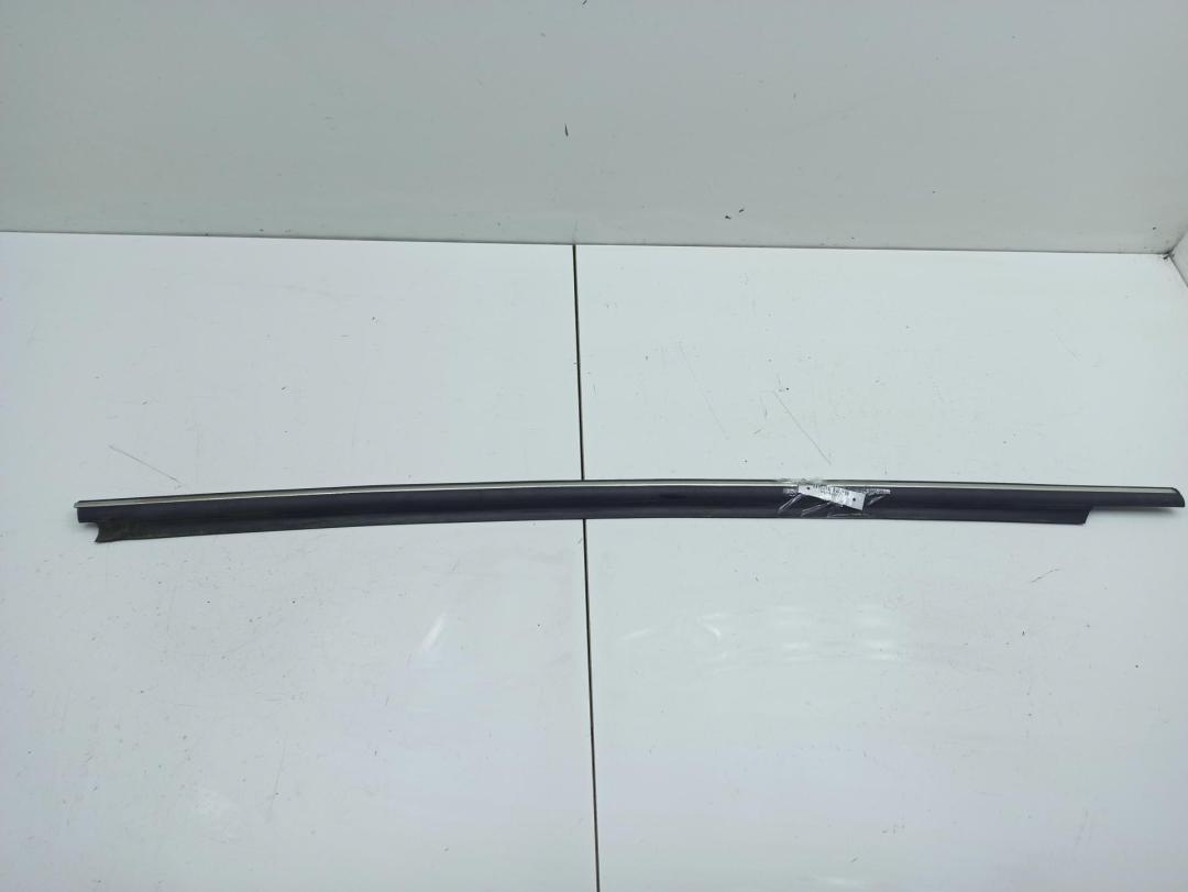Молдинг стекла двери наружный Opel Vectra B 1997, 1.6 л., бензин, МКПП, серый, универсал, 90464298 - фото №1