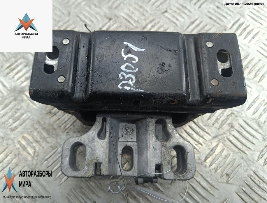 подушка крепления КПП Volkswagen Golf 4 поколение 1998, 1.4 л., бензин, МКПП, белый, хетчбэк 5 дв. - фото №1