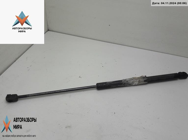 амортизатор крышки багажника (3-5 двери) Volkswagen Golf 3 поколение 1997, 1.6 л., бензин, МКПП, белый, хетчбэк 3 дв. - фото №1