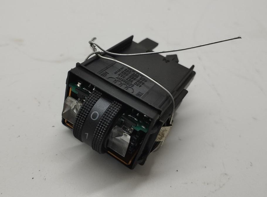 кнопка обогрева сидений Audi A6 C5 2002, 2.5 л., дизель, АКПП, чёрный, универсал, 4D0963563E