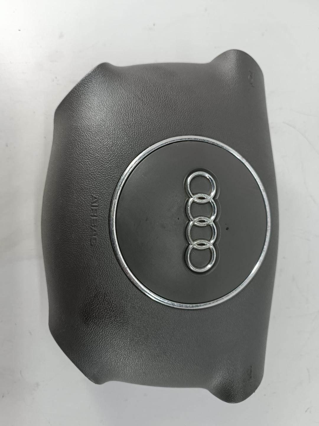 подушка безопасности водителя Audi A4 B6 2001, 2.0 л., бензин, МКПП, серый, седан, 8E0880201L